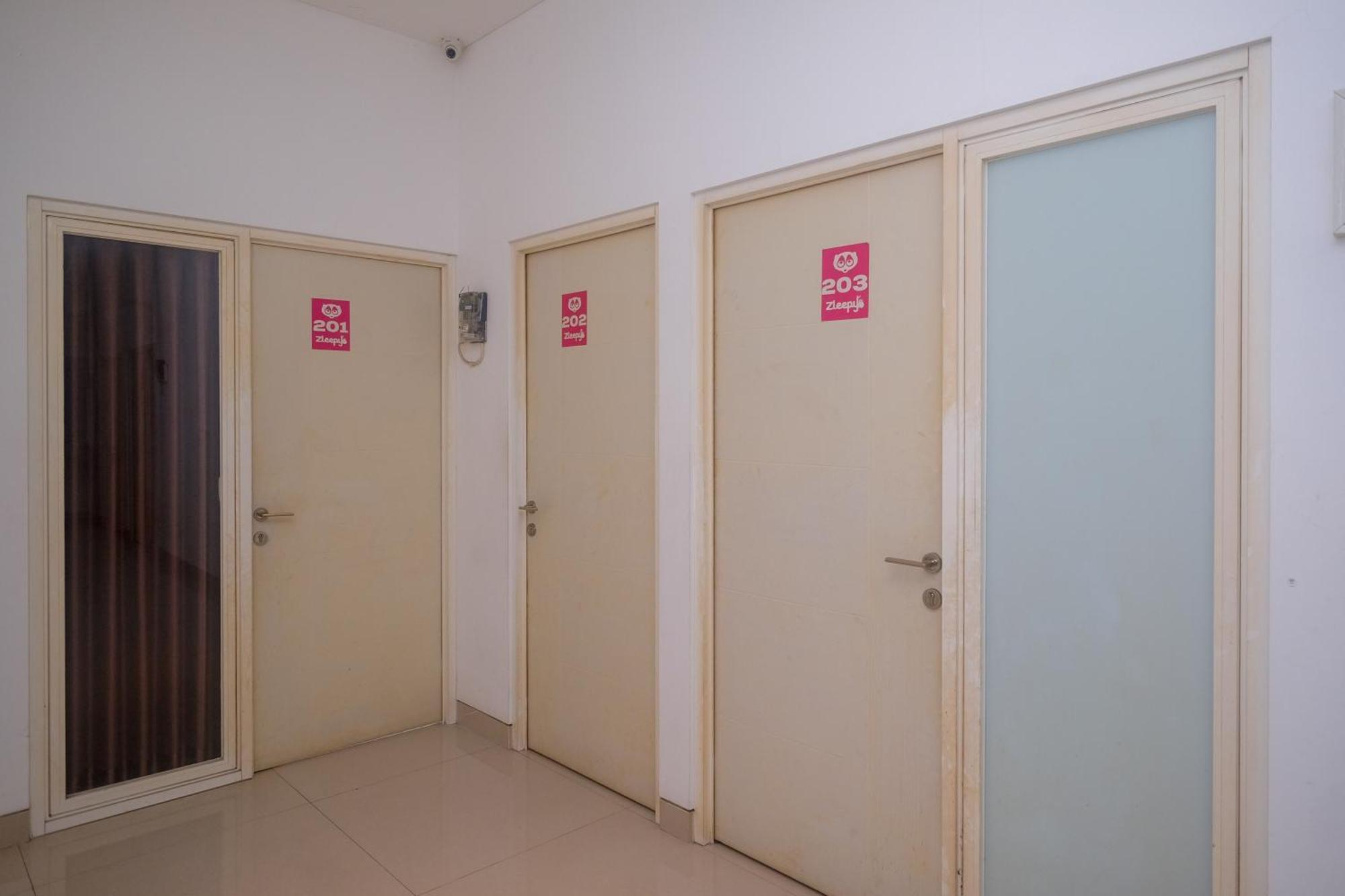Reddoorz Syariah Near Simpang Lima Semarang Hotel Jomblang Exterior foto