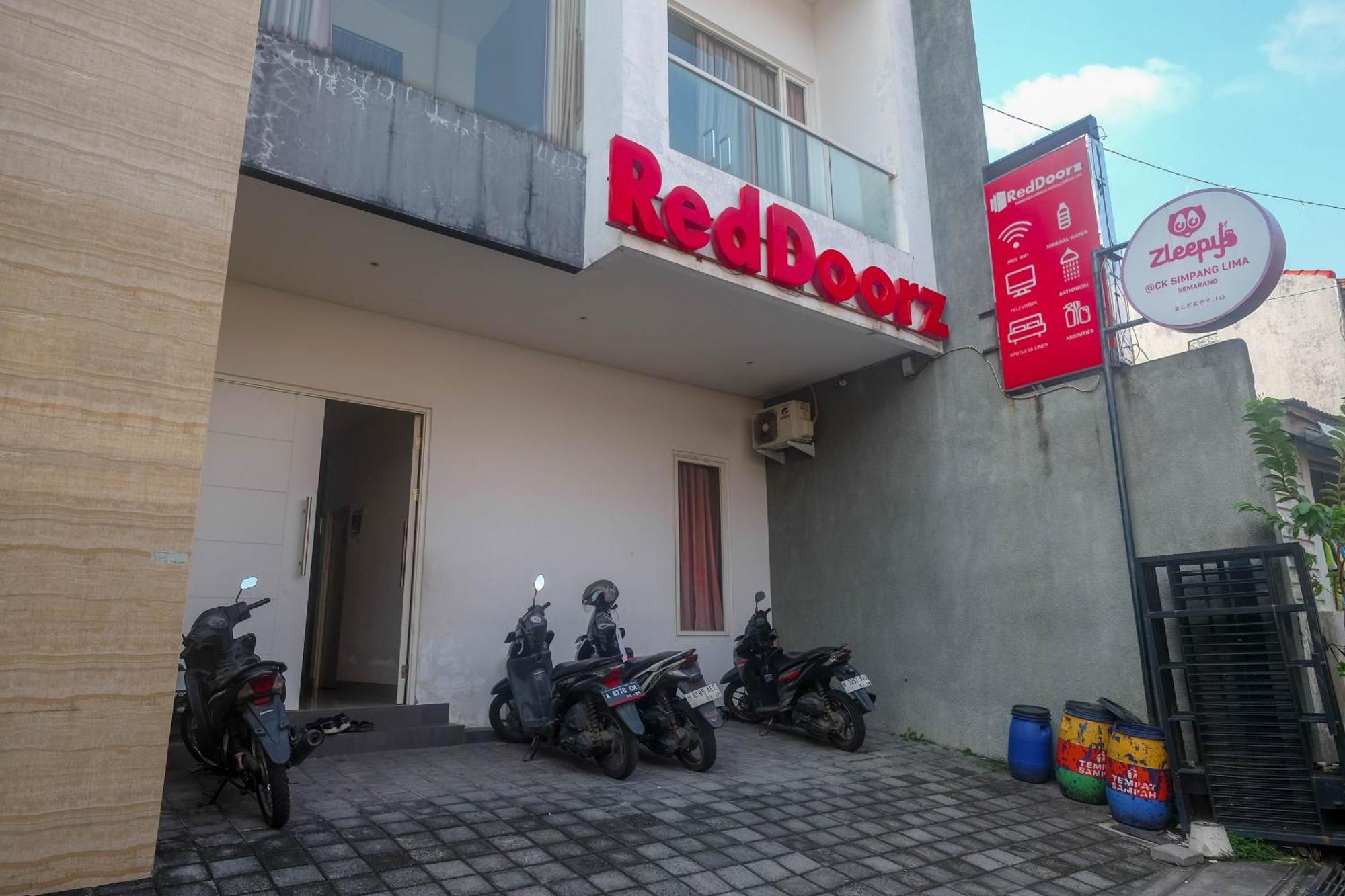 Reddoorz Syariah Near Simpang Lima Semarang Hotel Jomblang Exterior foto