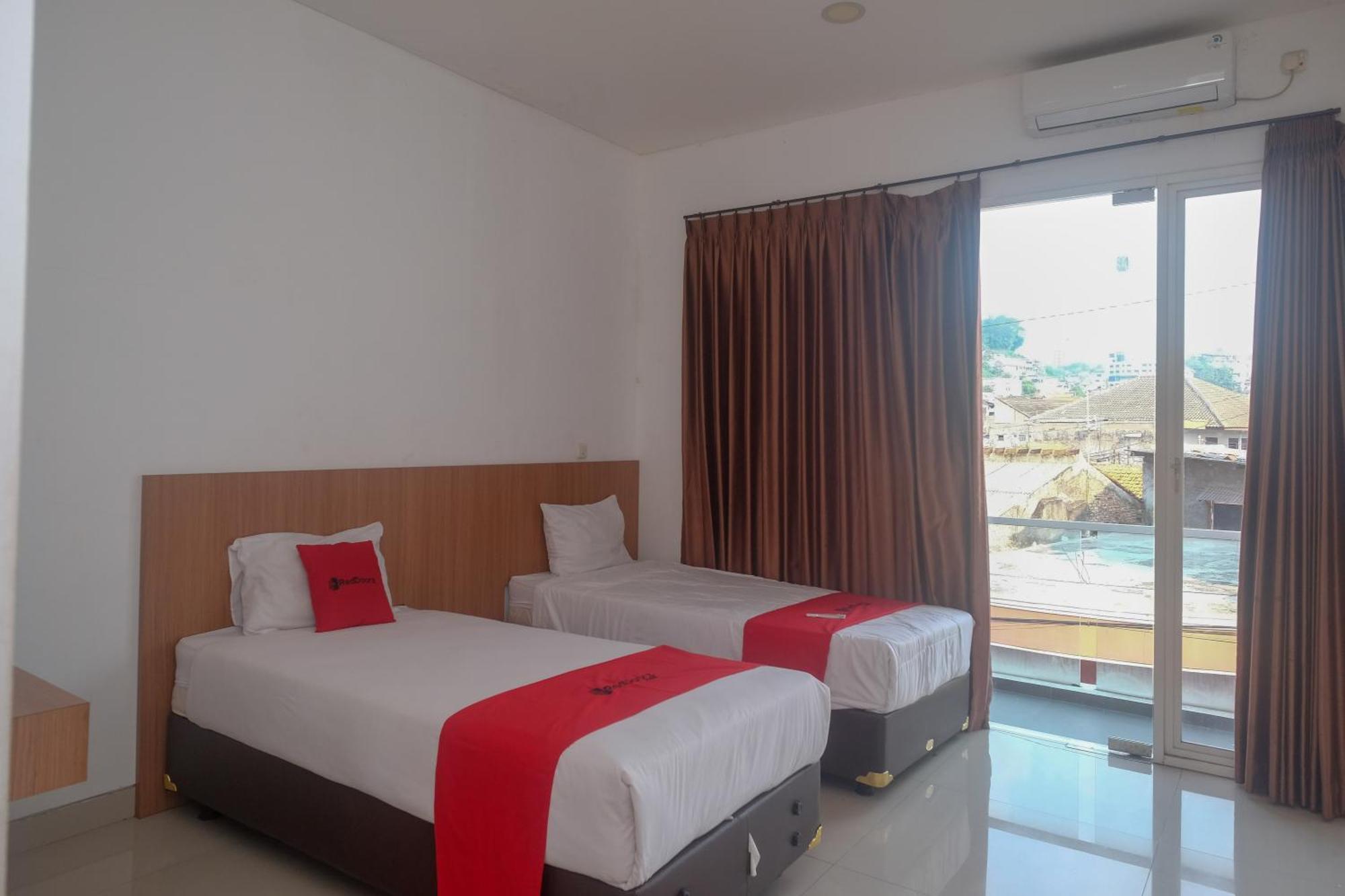 Reddoorz Syariah Near Simpang Lima Semarang Hotel Jomblang Exterior foto
