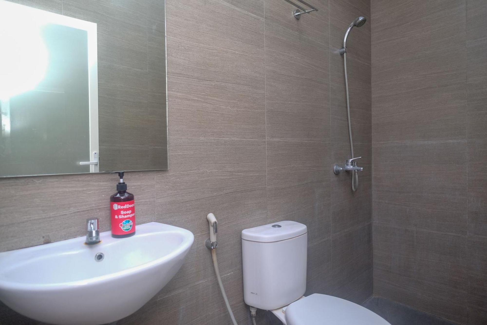 Reddoorz Syariah Near Simpang Lima Semarang Hotel Jomblang Exterior foto