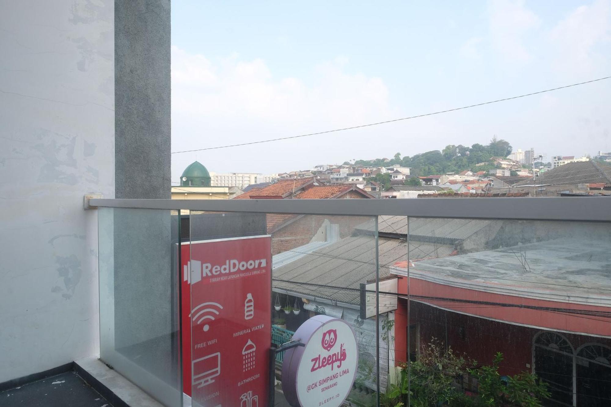 Reddoorz Syariah Near Simpang Lima Semarang Hotel Jomblang Exterior foto