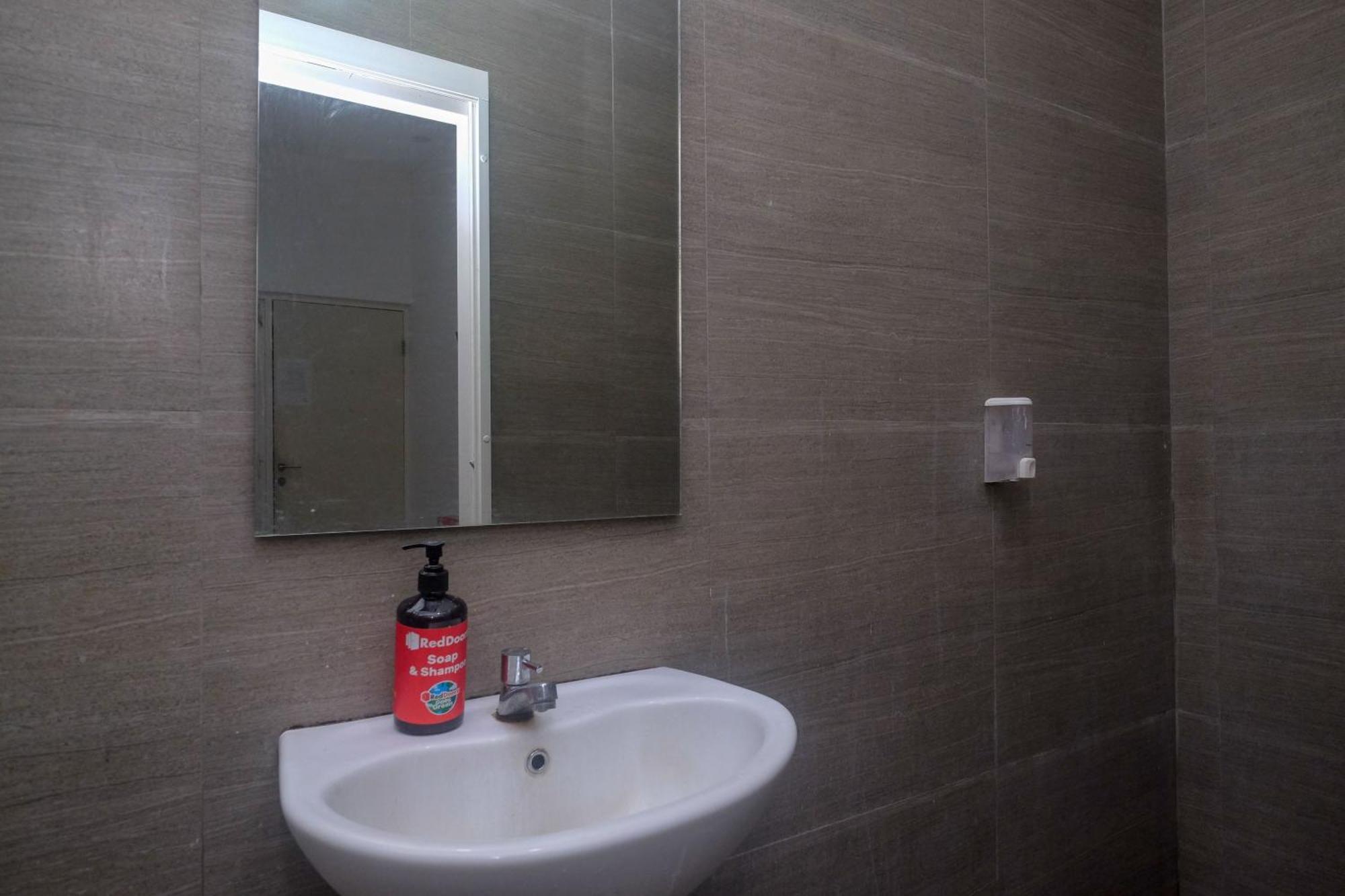 Reddoorz Syariah Near Simpang Lima Semarang Hotel Jomblang Exterior foto