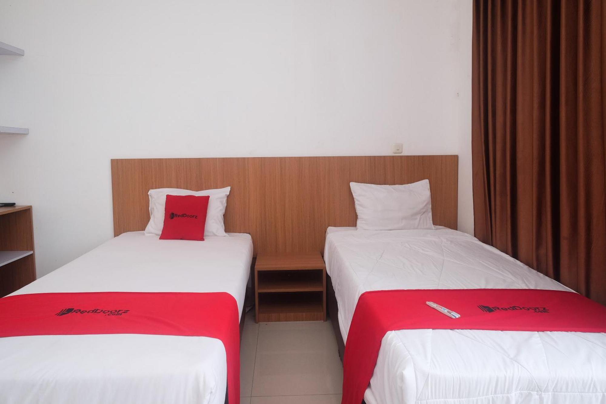 Reddoorz Syariah Near Simpang Lima Semarang Hotel Jomblang Exterior foto