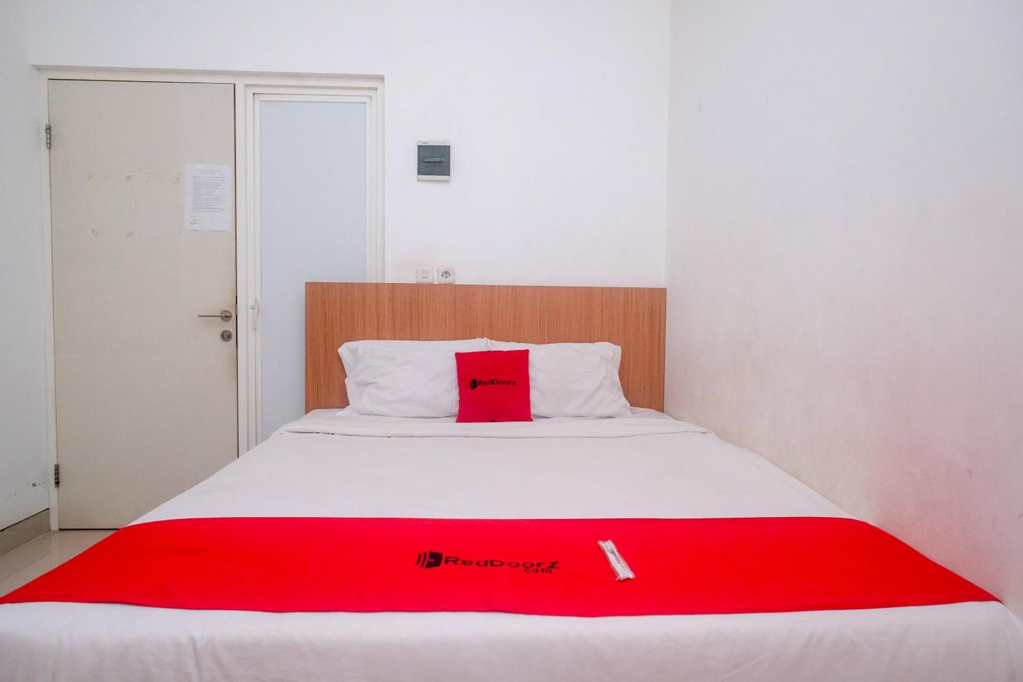 Reddoorz Syariah Near Simpang Lima Semarang Hotel Jomblang Exterior foto